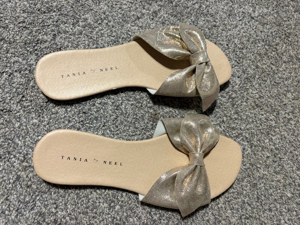 Tania Neel womens 8.5-9 gold sparkly bow slides
